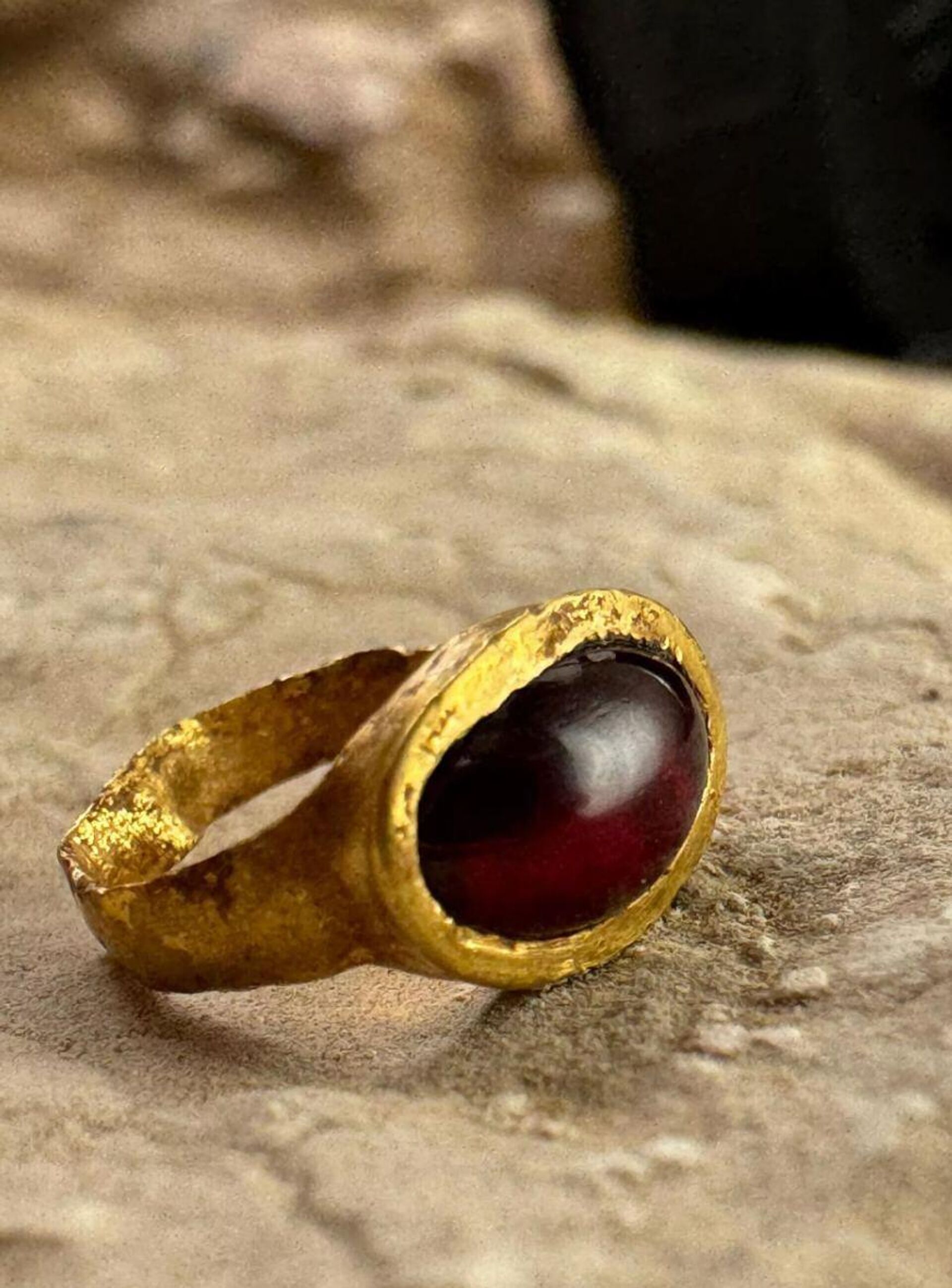 Anel de ouro de 2,3 mil anos é descoberto em Jerusalém Anel de ouro de 2,3 mil anos é descoberto em Jerusalém