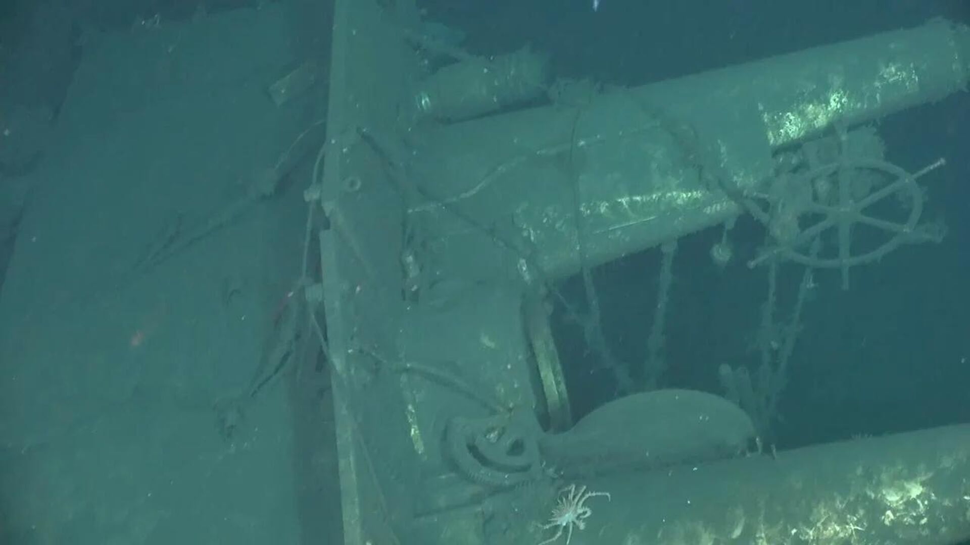 Roda externa do navio localizada na vela do USS F-1. Roda externa do navio localizada na vela do USS F-1.