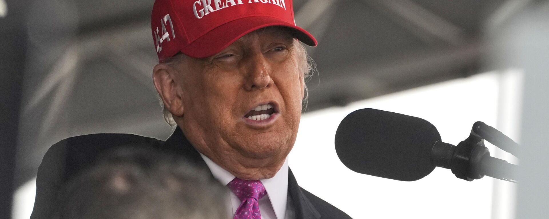 O presidente Donald Trump fala aos cadetes formandos da Academia Militar dos Estados Unidos durante as cerimônias de formatura em West Point. Nova York, 24 de maio de 2025 - Sputnik Brasil, 1920, 16.06.2025