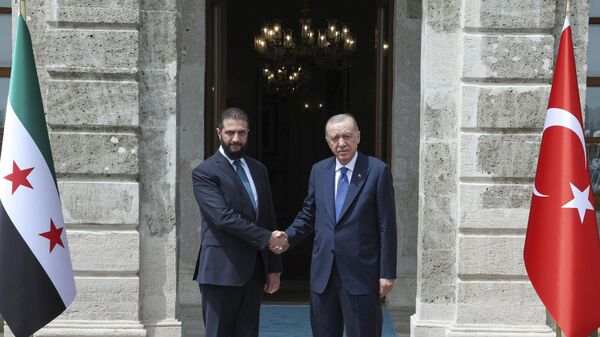 Recep Tayyip Erdogan, à direita, aperta a mão de Ahmad al-Sharaa, à esquerda, durante encontro em Istambul. Turquia, 24 de maio de 2025 - Sputnik Brasil