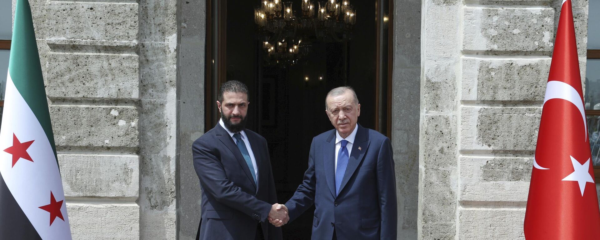 Recep Tayyip Erdogan, à direita, aperta a mão de Ahmad al-Sharaa, à esquerda, durante encontro em Istambul. Turquia, 24 de maio de 2025 - Sputnik Brasil, 1920, 24.05.2025