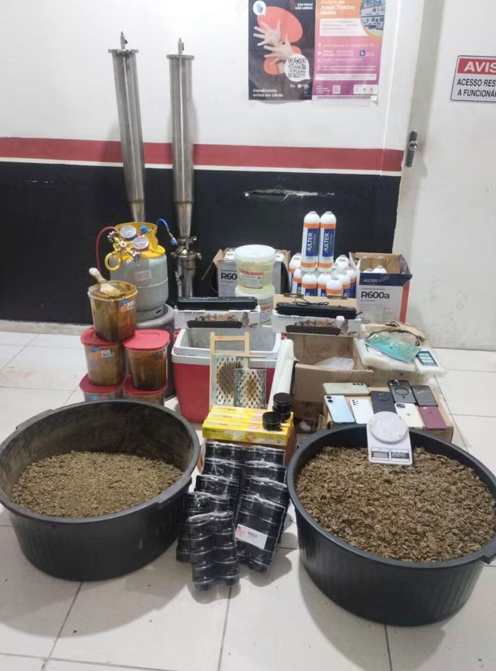 Quadrilha é presa por fabricar drogas em laboratório clandestino no litoral de SP Quadrilha é presa por fabricar drogas em laboratório clandestino no litoral de SP