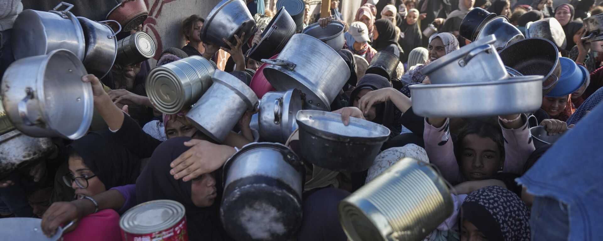 Mulheres e meninas palestinas lutam para conseguir comida em um centro de distribuição em Khan Younis, Faixa de Gaza, 6 de dezembro de 2024 - Sputnik Brasil, 1920, 06.11.2025