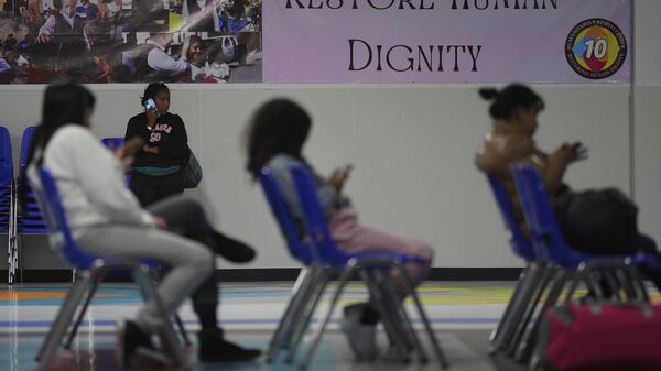 Migrantes que buscam asilo nos Estados Unidos esperam em um centro de caridade para receber assistência humanitária e ajuda em McAllen, Texas, 18 de janeiro de 2025 - Sputnik Brasil