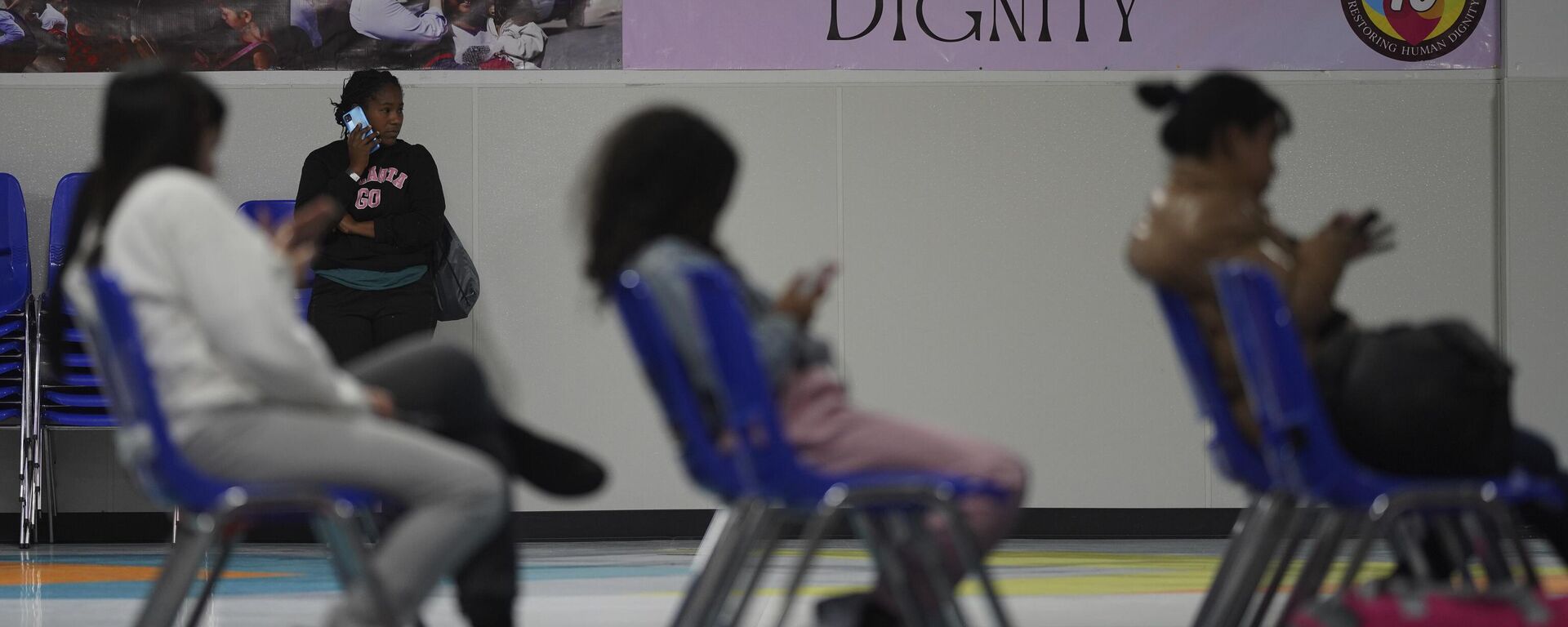 Migrantes que buscam asilo nos Estados Unidos esperam em um centro de caridade para receber assistência humanitária e ajuda em McAllen, Texas, 18 de janeiro de 2025 - Sputnik Brasil, 1920, 11.04.2026