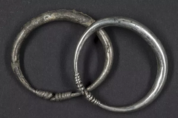 Pulseiras encontradas na área de escavações em Mattsies, Alemanha - Sputnik Brasil