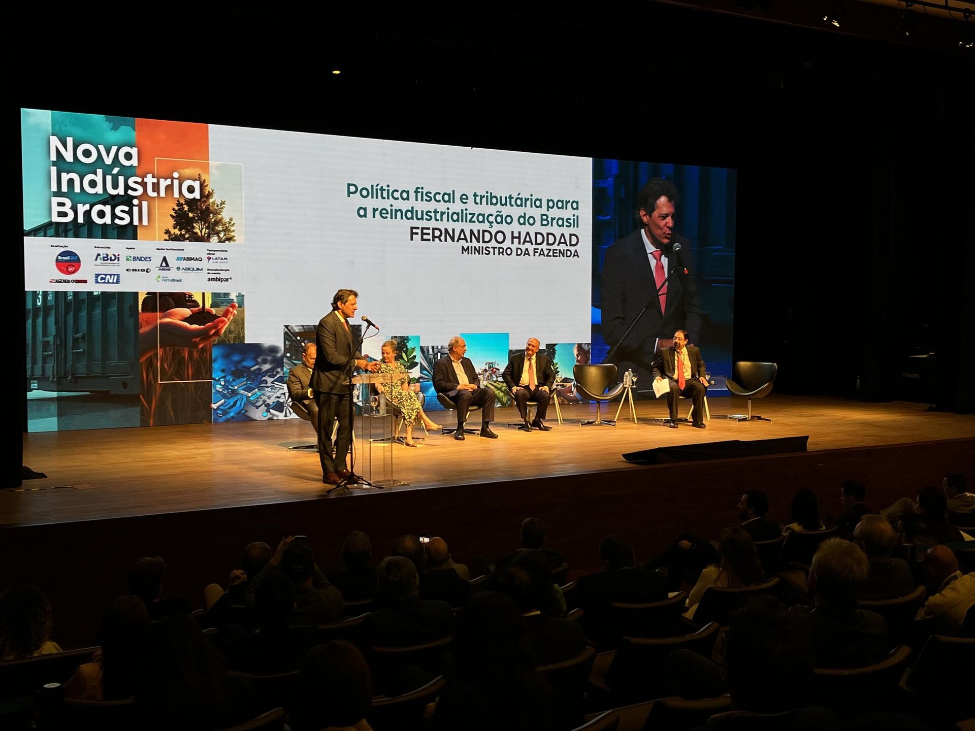 Fernando Haddad discursa em evento em celebração ao Dia da Indústria na sede do BNDES, no Rio de Janeiro. Brasil, 26 de maio de 2025 Fernando Haddad discursa em evento em celebração ao Dia da Indústria na sede do BNDES, no Rio de Janeiro. Brasil, 26 de maio de 2025