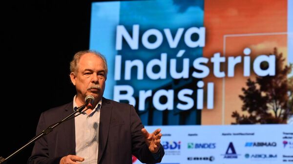 Presidente do Banco Nacional de Desenvolvimento Econômico e Social (BNDES), Aloizio Mercadante discursa durante evento do projeto Nova Indústria Brasil (NIB) na sede do banco, no Rio de Janeiro (RJ), em 26 de maio de 2025 - Sputnik Brasil