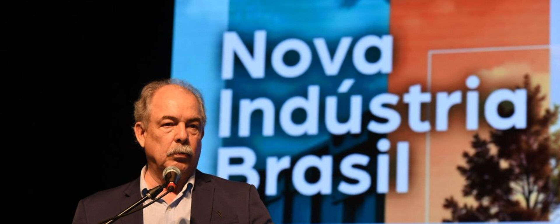 Presidente do Banco Nacional de Desenvolvimento Econômico e Social (BNDES), Aloizio Mercadante discursa durante evento do projeto Nova Indústria Brasil (NIB) na sede do banco, no Rio de Janeiro (RJ), em 26 de maio de 2025 - Sputnik Brasil, 1920, 26.05.2025