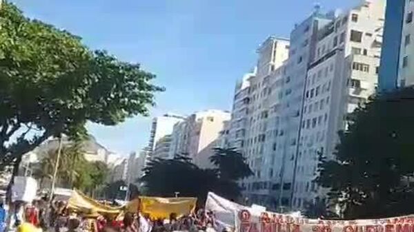 🪧 Ambulantes protestam em Copacabana contra novas regras da prefeitura - Sputnik Brasil