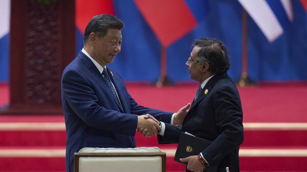 Após proferir seu discurso na cerimônia de abertura do IV Fórum China-CELAC, Xi Jinping, presidente chinês, aperta a mão do homólogo colombiano, Gustavo Petro. Pequim, China, 13 de maio de 2025 - Sputnik Brasil