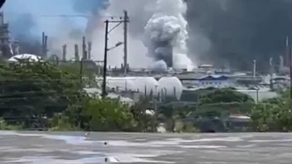 Explosão e fumaça tomam conta da maior refinaria de petróleo do Equador - Sputnik Brasil