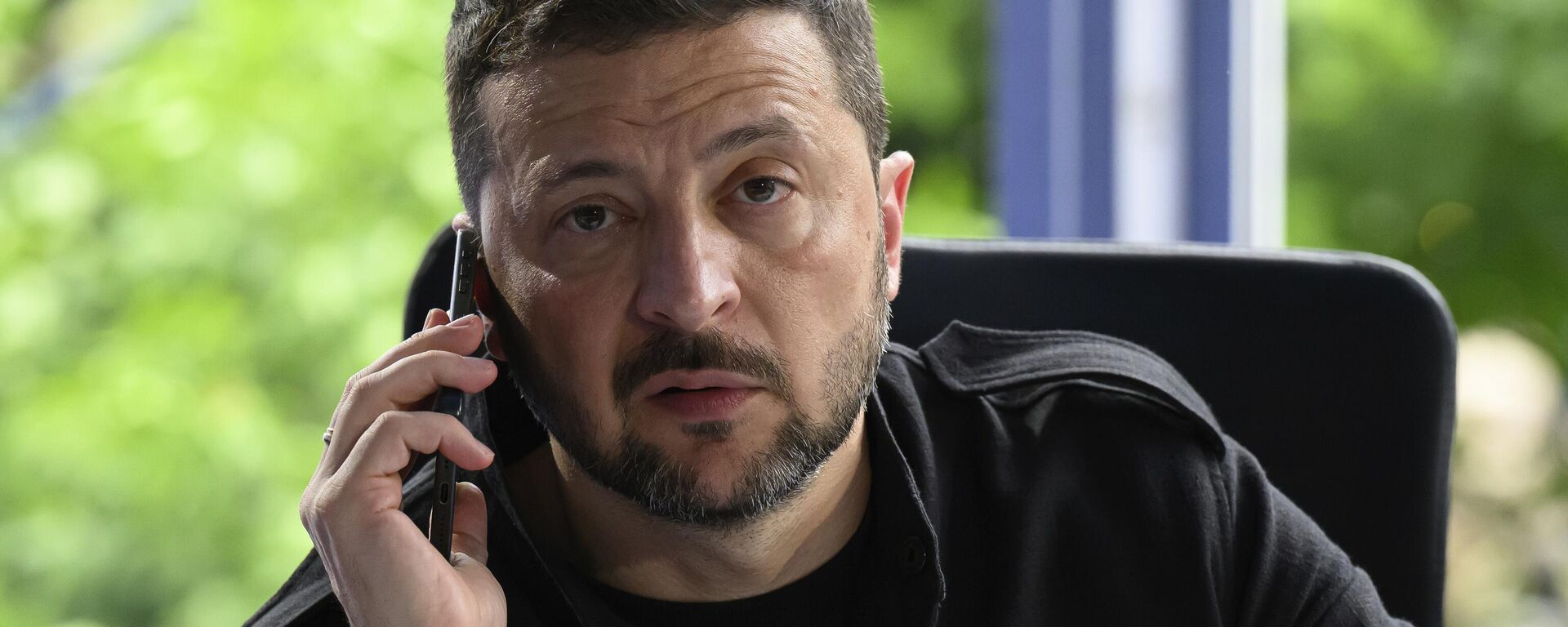 O presidente da Ucrânia, Vladimir Zelensky, fala ao telefone durante uma reunião na cúpula da Comunidade Política Europeia na Praça Skanderbeg em Tirana, Albânia, na sexta-feira, 16 de maio de 2025. - Sputnik Brasil, 1920, 27.05.2025