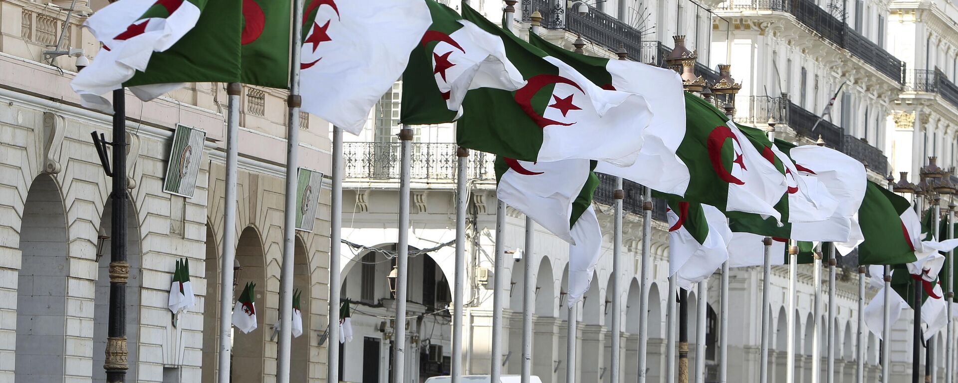As bandeiras da Argélia são hasteadas no capital do país. - Sputnik Brasil, 1920, 27.05.2025