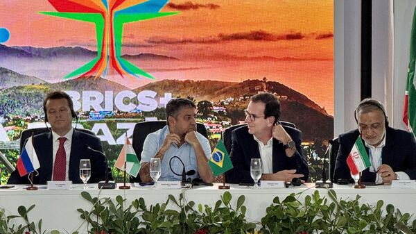 O prefeito de Maricá, Washington Quaquá (ao centro, sem paletó), conversa com o prefeito do Rio de Janeiro, Eduardo Paes, durante a 1ª Assembleia Geral da Associação de Cidades e Municípios do BRICS+ (ACM BRICS+), em Maricá, no estado do Rio de Janeiro. Brasil, 27 de maio de 2025 - Sputnik Brasil