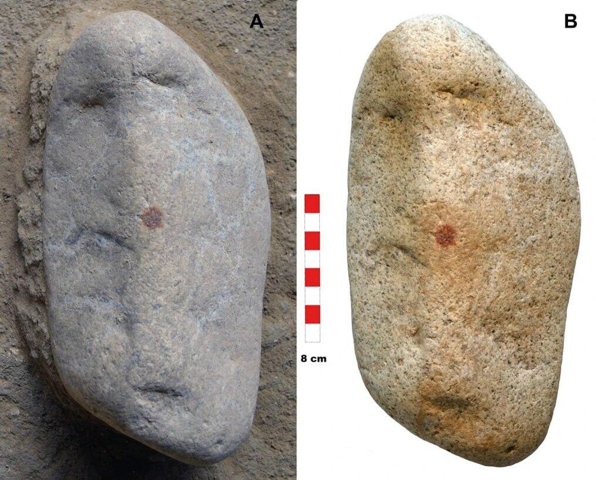 Uma rocha de granito semelhante a um rosto com uma impressão digital de Neandertal Uma rocha de granito semelhante a um rosto com uma impressão digital de Neandertal