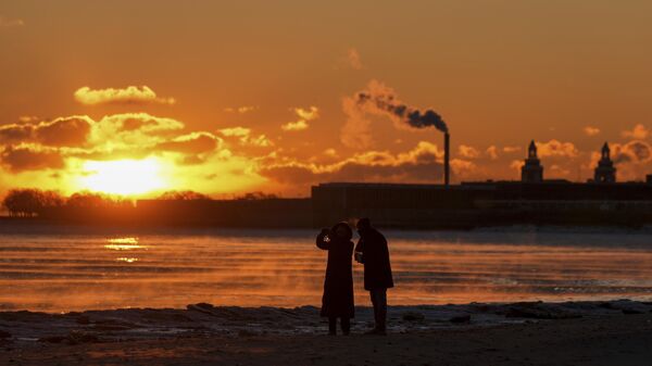 Um casal tira fotos ao nascer do sol na gelada Oak Street Beach, na costa do Lago Michigan, Chicago, EUA, 20 de janeiro de 2025 - Sputnik Brasil