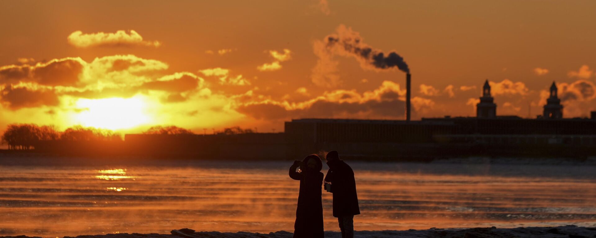 Um casal tira fotos ao nascer do sol na gelada Oak Street Beach, na costa do Lago Michigan, Chicago, EUA, 20 de janeiro de 2025 - Sputnik Brasil, 1920, 28.05.2025