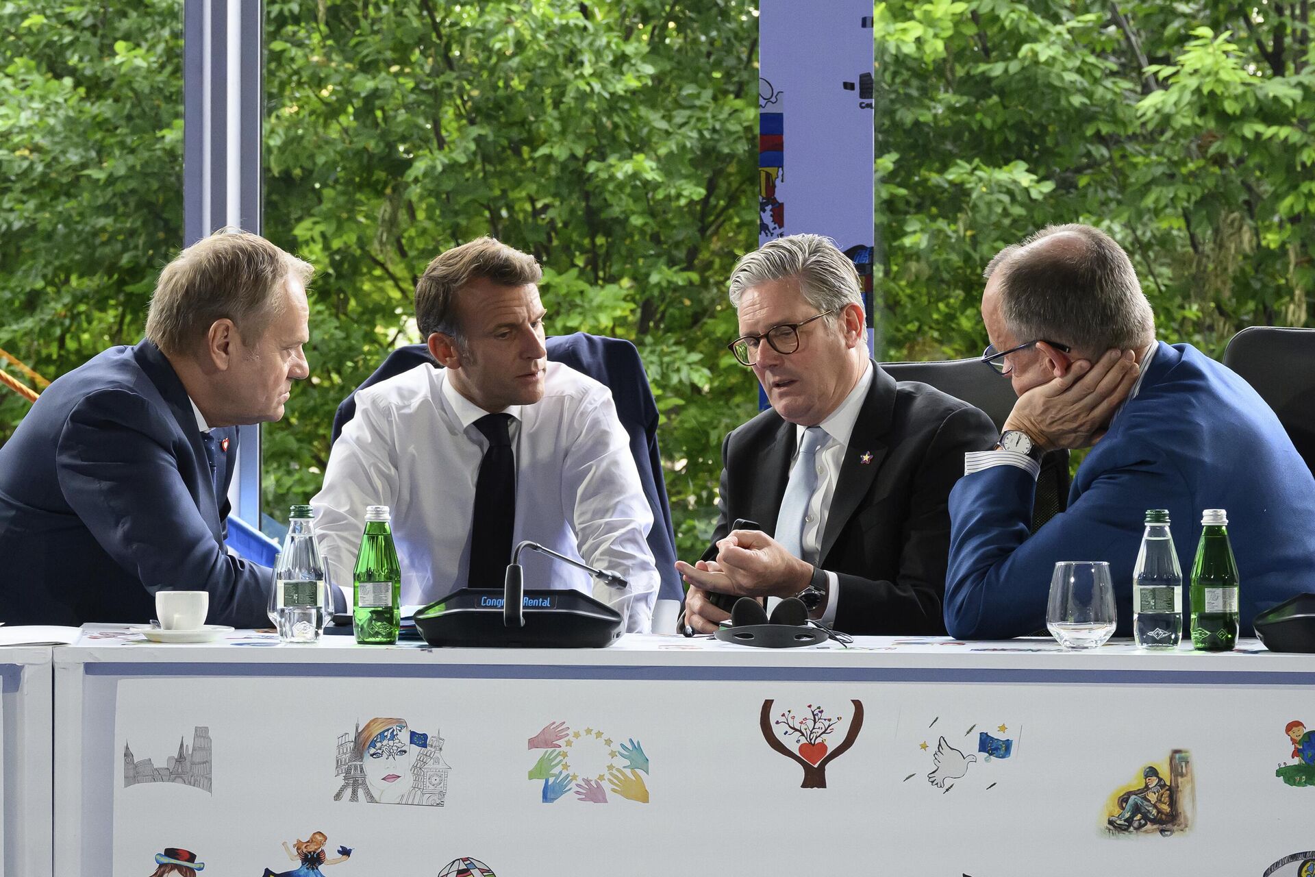 Da esquerda para a direita: o primeiro-ministro polonês, Donald Tusk; o presidente francês, Emmanuel Macron; o primeiro-ministro britânico, Keir Starmer; e o chanceler alemão, Friedrich Merz. Os líderes conversam durante a reunião de segurança da Ucrânia na 6ª Cúpula da Comunidade Política Europeia. Tirana, Albânia, 16 de maio de 2025 Da esquerda para a direita: o primeiro-ministro polonês, Donald Tusk; o presidente francês, Emmanuel Macron; o primeiro-ministro britânico, Keir Starmer; e o chanceler alemão, Friedrich Merz. Os líderes conversam durante a reunião de segurança da Ucrânia na 6ª Cúpula da Comunidade Política Europeia. Tirana, Albânia, 16 de maio de 2025
