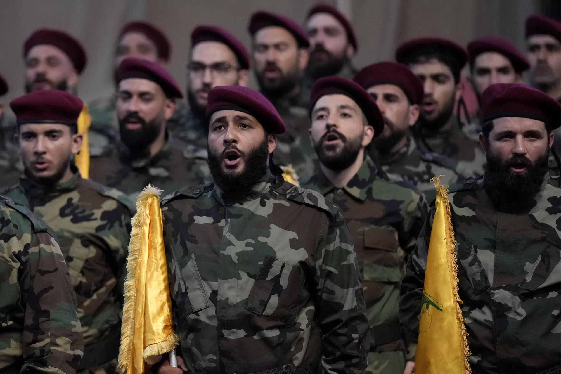 Combatentes do Hezbollah gritam slogans durante o cortejo fúnebre de seu principal comandante Fouad Shukur, morto por um ataque aéreo israelense, Beirute, Líbano, 1º de agosto de 2024 - Sputnik Brasil, 1920, 29.05.2025