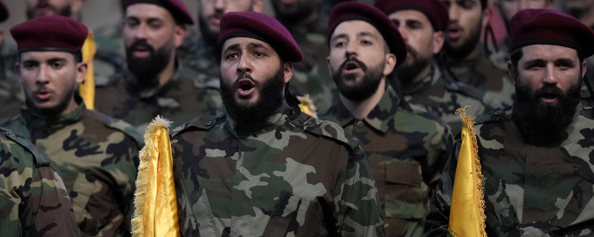 Combatentes do Hezbollah gritam slogans durante o cortejo fúnebre de seu principal comandante Fouad Shukur, morto por um ataque aéreo israelense, Beirute, Líbano, 1º de agosto de 2024 - Sputnik Brasil, 1920, 01.03.2026