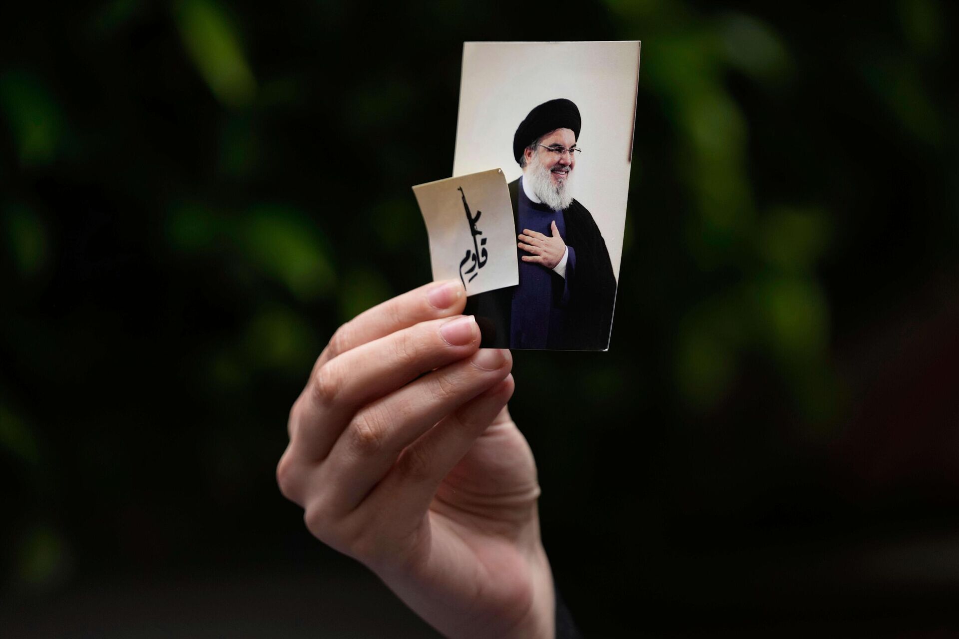 Um estudante segura retrato do líder assassinado do Hezbollah, Hassan Nasrallah, com uma palavra em árabe que diz: “Resista”, do lado de fora da Universidade Americana Libanesa, em Beirute, Líbano, 7 de abril de 2025 Um estudante segura retrato do líder assassinado do Hezbollah, Hassan Nasrallah, com uma palavra em árabe que diz: “Resista”, do lado de fora da Universidade Americana Libanesa, em Beirute, Líbano, 7 de abril de 2025