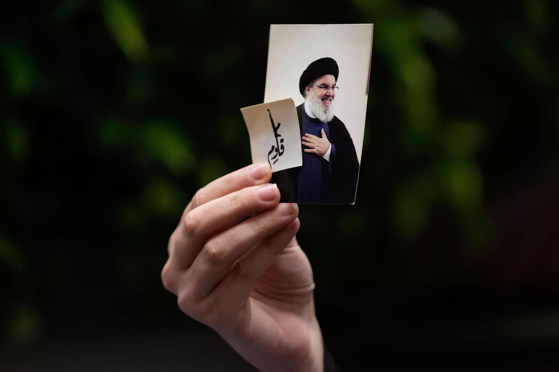 Um estudante segura retrato do líder assassinado do Hezbollah, Hassan Nasrallah, com uma palavra em árabe que diz: “Resista”, do lado de fora da Universidade Americana Libanesa, em Beirute, Líbano, 7 de abril de 2025 - Sputnik Brasil, 1920, 29.05.2025