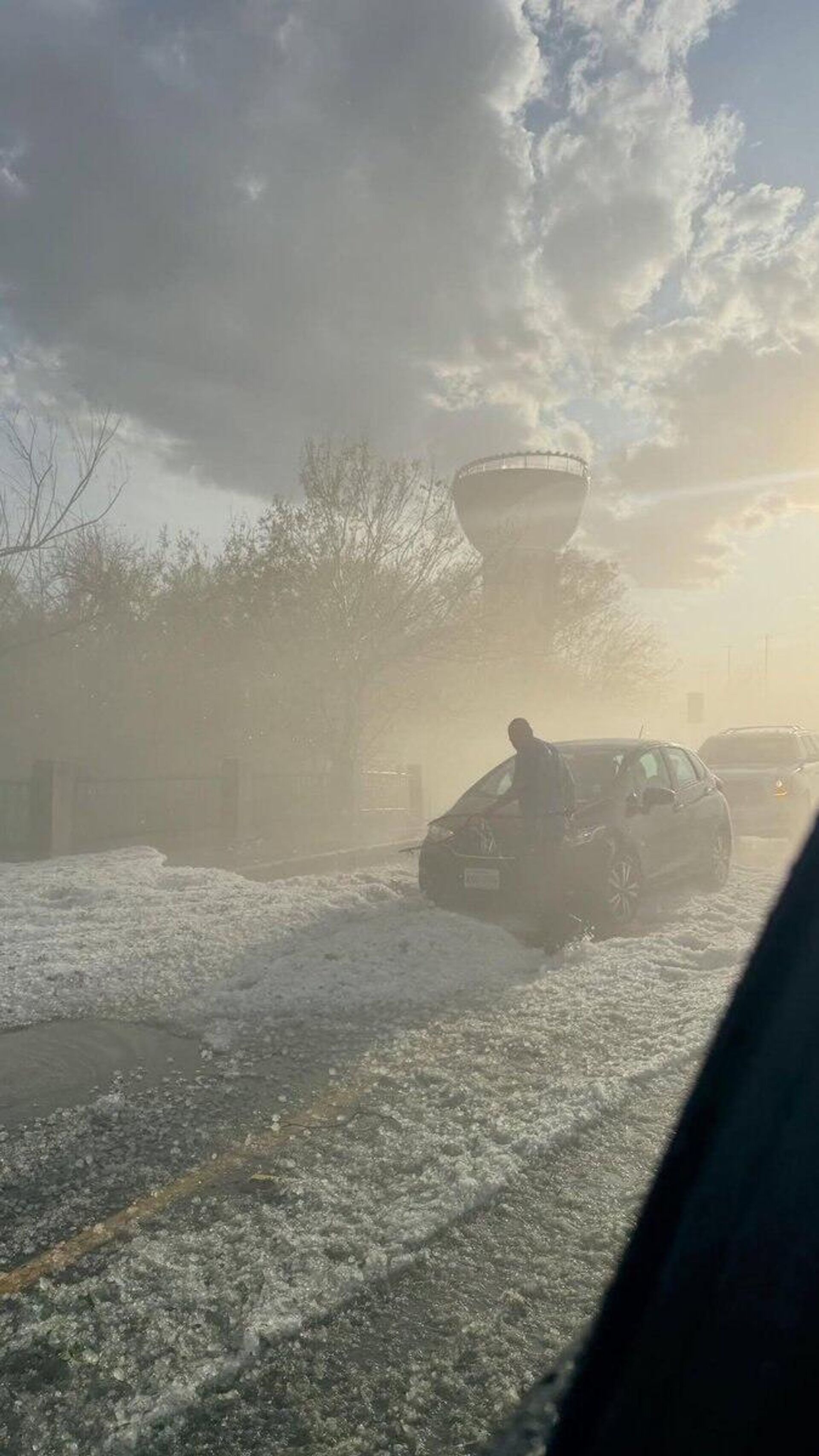 Chuvas fortes no Texas se transformam em tempestade de granizo, deixando pessoas à procura de abrigo Chuvas fortes no Texas se transformam em tempestade de granizo, deixando pessoas à procura de abrigo