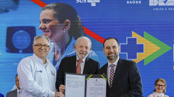 O presidente Luiz Inácio Lula da Silva (ao centro), Alexandre Padilha (sem paletó), ministro da Saúde, e o médico Victor Piana durante o lançamento do programa Agora Tem Especialistas, em Brasília (DF). Brasil, 30 de maio de 2025 - Sputnik Brasil