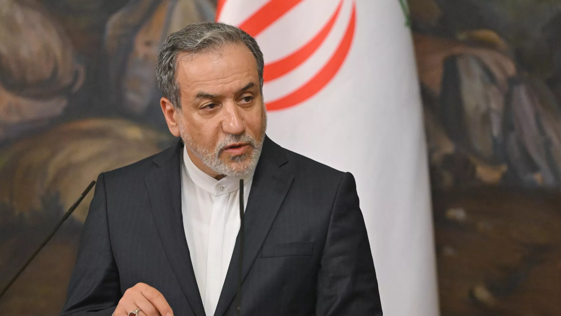 O ministro das Relações Exteriores iraniano, Abbas Araghchi, em coletiva de imprensa após reunião com seu homólogo russo, Sergei Lavrov, em 18 de abril de 2025 - Sputnik Brasil, 1920, 17.10.2026