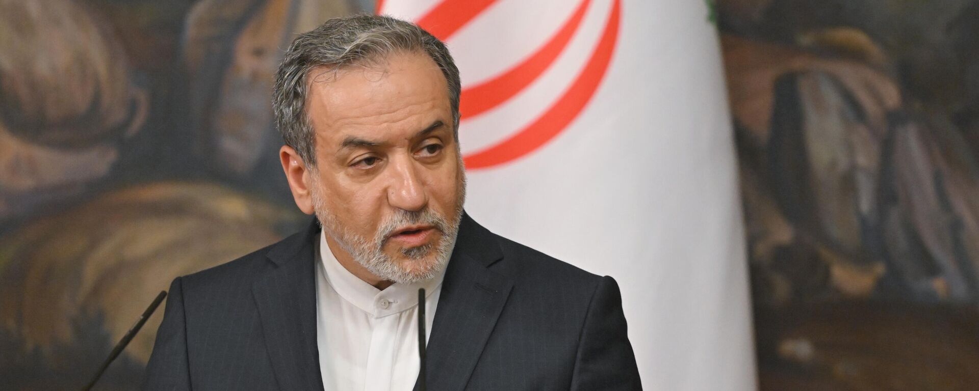 O ministro das Relações Exteriores iraniano, Abbas Araghchi, em coletiva de imprensa após reunião com seu homólogo russo, Sergei Lavrov, em 18 de abril de 2025 - Sputnik Brasil, 1920, 20.06.2025