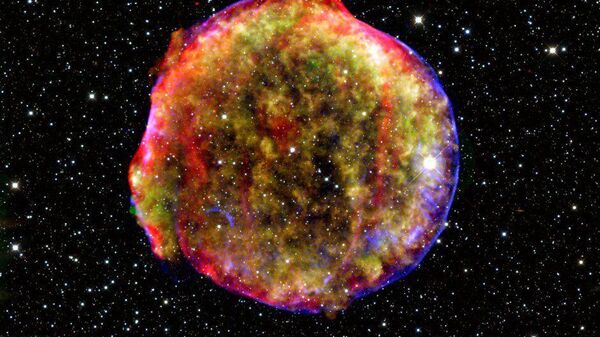 Imagem composta do remanescente da supernova Tycho combina observações em infravermelho e raios X obtidas com os observatórios espaciais Spitzer e Chandra da NASA, respectivamente, e com o observatório de Calar Alto, na Espanha. Ela mostra a cena mais de quatro séculos após a brilhante explosão estelar testemunhada por Tycho Brahe e outros astrônomos daquela época Imagem composta do remanescente da supernova Tycho combina observações em infravermelho e raios X obtidas com os observatórios espaciais Spitzer e Chandra da NASA, respectivamente, e com o observatório de Calar Alto, na Espanha. Ela mostra a cena mais de quatro séculos após a brilhante explosão estelar testemunhada por Tycho Brahe e outros astrônomos daquela época - Sputnik Brasil