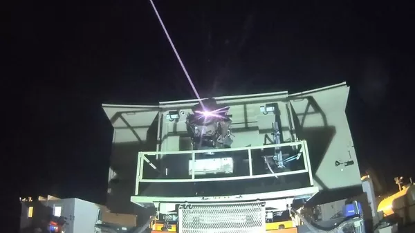 O Iron Beam da empresa de defesa israelense Rafael é um sistema de armas laser de 100 kW que neutraliza ameaças com precisão, velocidade da luz e custo quase zero, integrando-se a defesas multicamadas com mínimo dano colateral - Sputnik Brasil