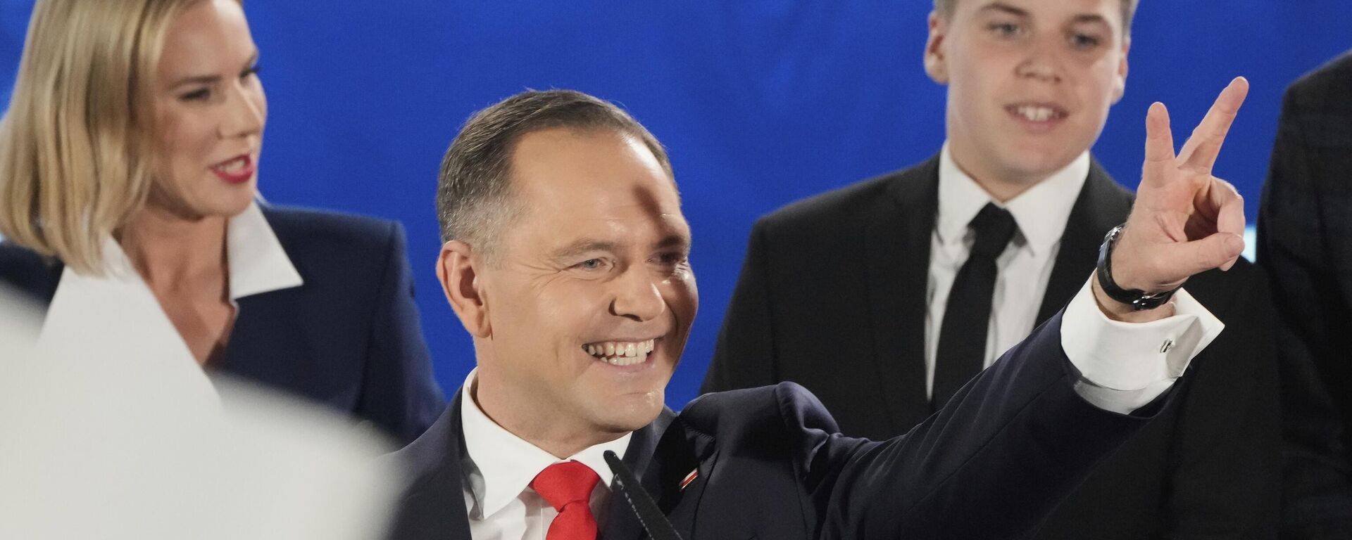 O candidato presidencial Karol Nawrocki, um historiador apoiado pelo partido Lei e Justiça, cumprimenta apoiadores ao chegar à sua sede após o segundo turno da eleição presidencial em Varsóvia, Polônia, 1º de junho de 2025 - Sputnik Brasil, 1920, 16.09.2025