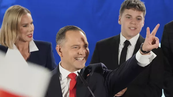 O candidato presidencial Karol Nawrocki, um historiador apoiado pelo partido Lei e Justiça, cumprimenta apoiadores ao chegar à sua sede após o segundo turno da eleição presidencial em Varsóvia, Polônia, 1º de junho de 2025 - Sputnik Brasil