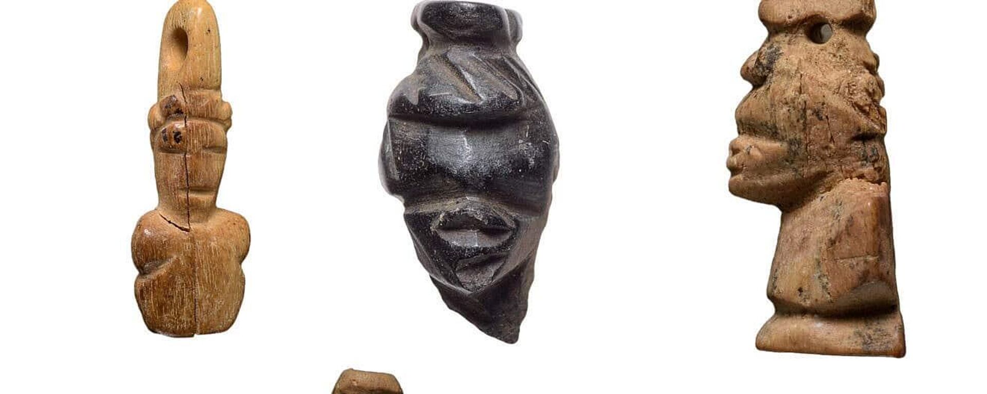 O conjunto das cinco miniaturas, incluindo cabeças africanas intrincadamente esculpidas, em túmulos de 1.500 anos no deserto de Negev, em Israel - Sputnik Brasil, 1920, 02.06.2025