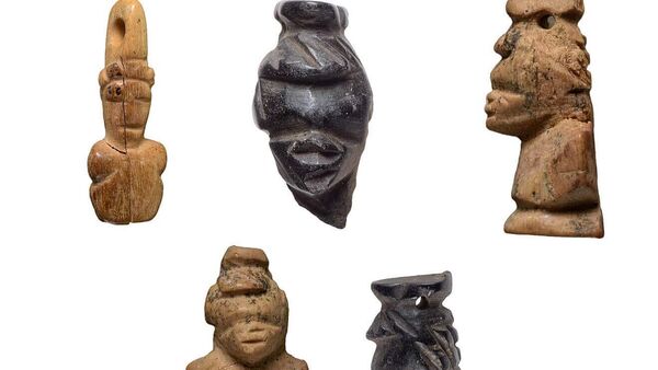 O conjunto das cinco miniaturas, incluindo cabeças africanas intrincadamente esculpidas, em túmulos de 1.500 anos no deserto de Negev, em Israel - Sputnik Brasil