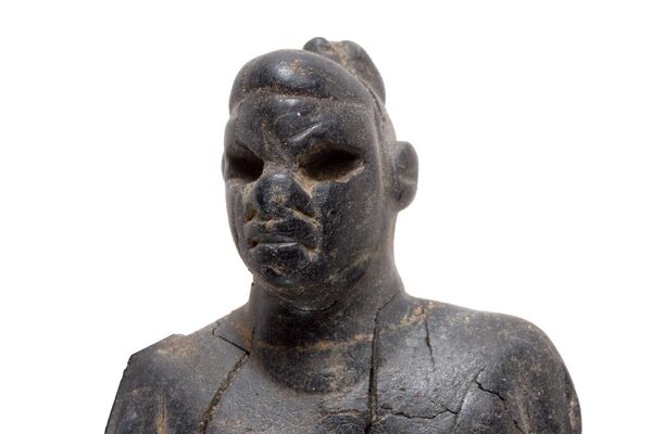 Uma das estatuetas alegadamente com traços africanos descoberta nas escavações no deserto de Negev Uma das estatuetas alegadamente com traços africanos descoberta nas escavações no deserto de Negev - Sputnik Brasil
