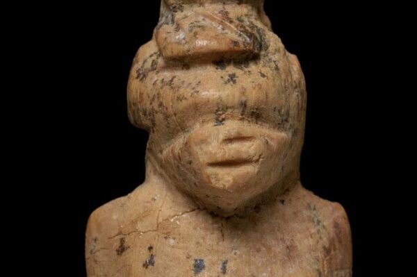 Outra estatueta descoberta durante as escavações no deserto de Negev Outra estatueta descoberta durante as escavações no deserto de Negev - Sputnik Brasil