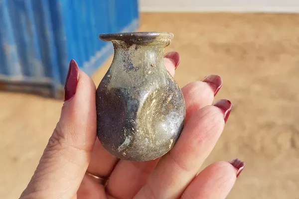Junto com as estatuetas, também foram encontrados objetos de vidro, joias de alabastro e pulseiras de bronze - Sputnik Brasil