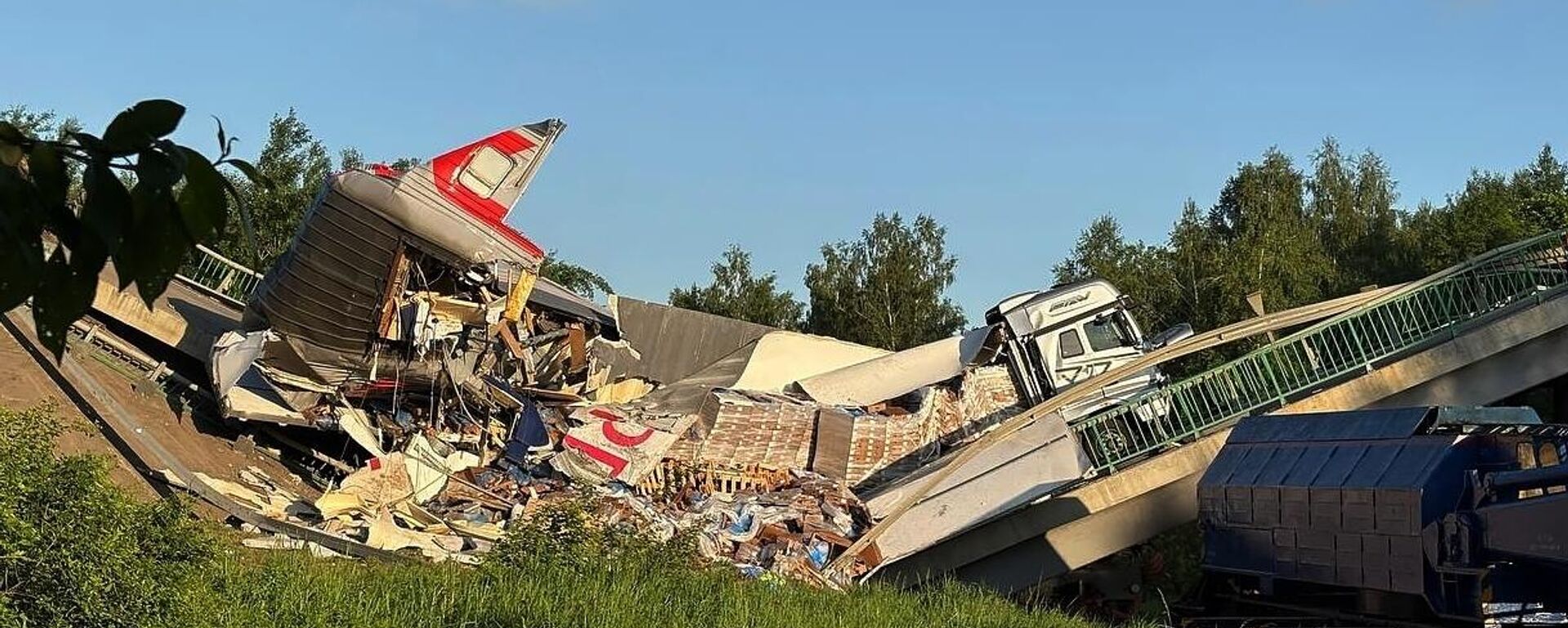 Um dos vagões do trem Klimov-Moscou esmagado por uma ponte que desabou na região de Bryansk. - Sputnik Brasil, 1920, 03.06.2025