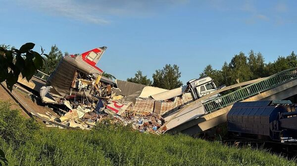 Um dos vagões do trem Klimov-Moscou esmagado por uma ponte que desabou na região de Bryansk. - Sputnik Brasil