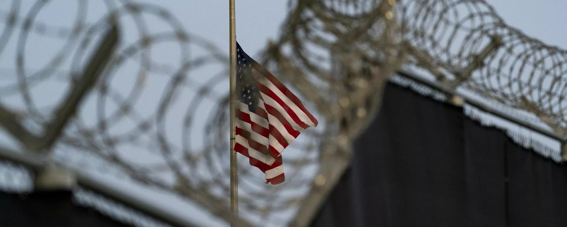 Bandeira dos EUA tremula a meio mastro, vista do Campo Justice, na base naval da baía de Guantánamo. Cuba, 29 de agosto de 2021 - Sputnik Brasil, 1920, 03.06.2025