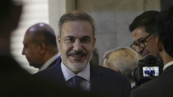 O ministro das Relações Exteriores da Turquia, Hakan Fidan, ao centro, chega ao Ministério das Relações Exteriores em Bagdá, Iraque, 14 de março de 2024 - Sputnik Brasil