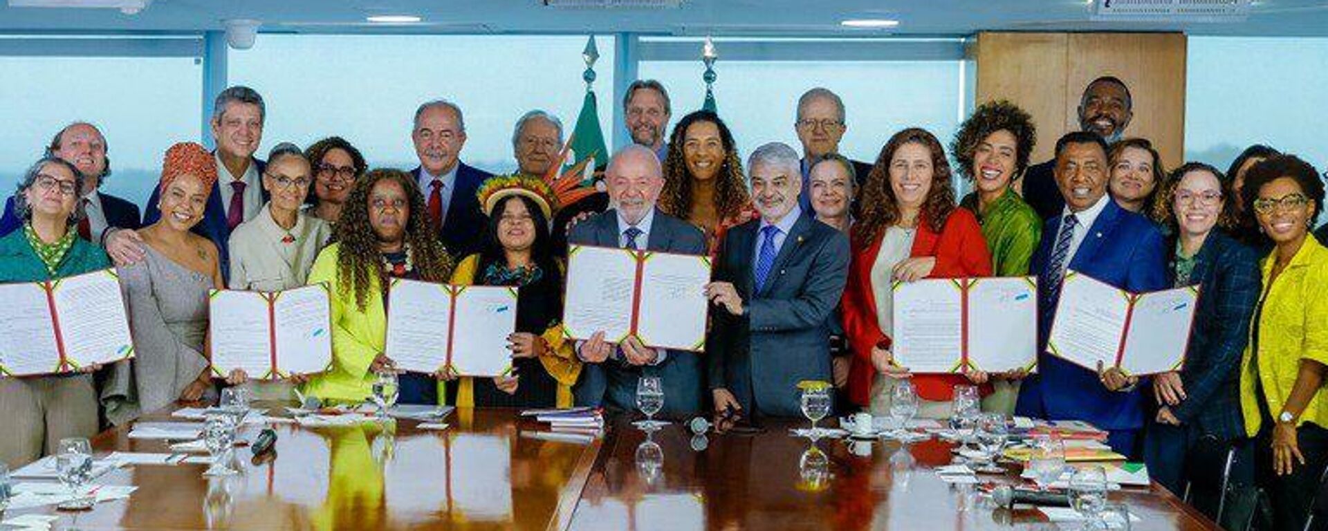 Cerimônia de assinatura pelo presidente Luiz Inácio Lula da Silva da Lei 1.958/2021, que aumenta para 30% as vagas de concursos públicos para pessoas pretas, pardas, indígenas e quilombolas - Sputnik Brasil, 1920, 04.06.2025