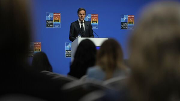 O secretário-geral da OTAN, Mark Rutte, participa de uma coletiva de imprensa em uma reunião informal de ministros das Relações Exteriores da OTAN em Antália, sul da Turquia, 15 de maio de 2025 - Sputnik Brasil
