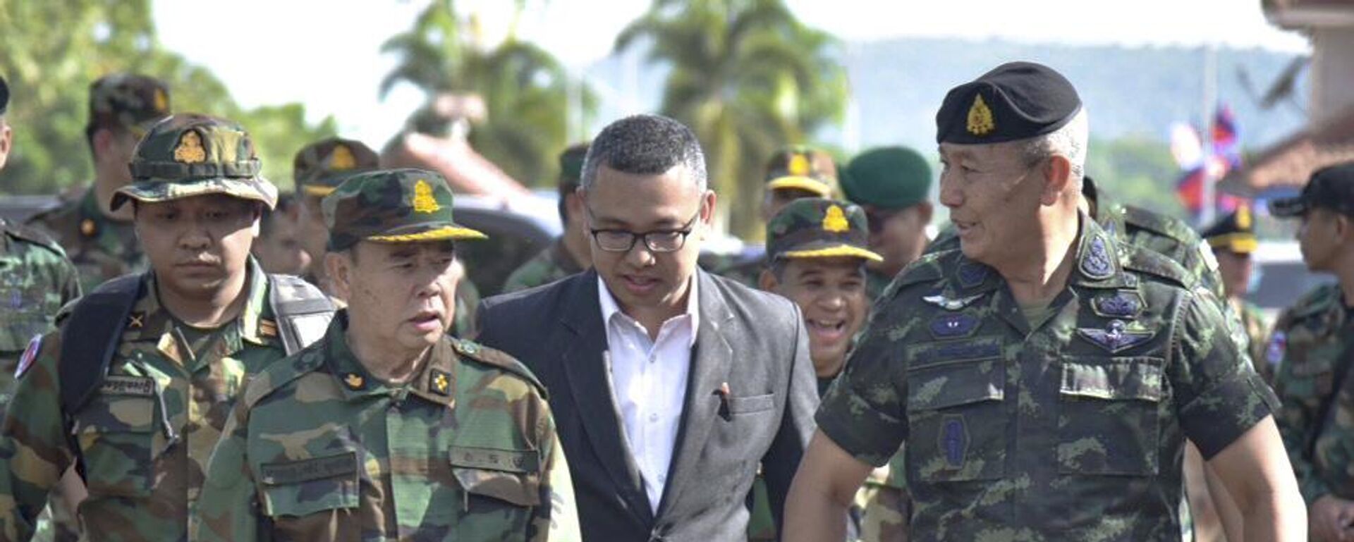Nesta foto divulgada pelo Exército Real Tailandês, o chefe do Exército Cambojano Mao Sophan (E), se encontra com o chefe do Exército da Tailândia, general Pana Claewplodtook (D), em um posto de controle de fronteira na província de Surin, Tailândia, 29 de maio de 2025 - Sputnik Brasil, 1920, 04.06.2025