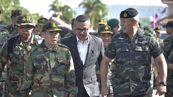 Nesta foto divulgada pelo Exército Real Tailandês, o chefe do Exército Cambojano Mao Sophan (E), se encontra com o chefe do Exército da Tailândia, general Pana Claewplodtook (D), em um posto de controle de fronteira na província de Surin, Tailândia, 29 de maio de 2025 - Sputnik Brasil