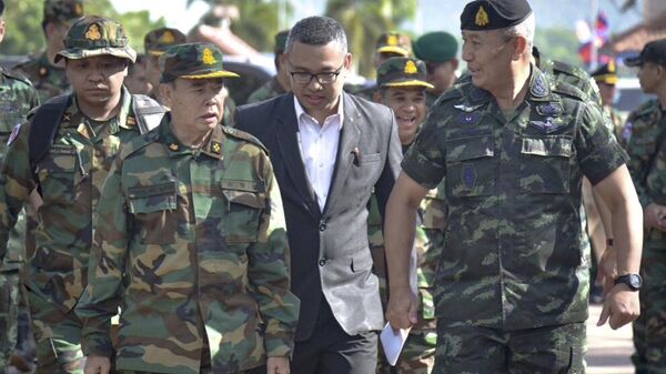 Nesta foto divulgada pelo Exército Real Tailandês, o chefe do Exército Cambojano Mao Sophan (E), se encontra com o chefe do Exército da Tailândia, general Pana Claewplodtook (D), em um posto de controle de fronteira na província de Surin, Tailândia, 29 de maio de 2025 - Sputnik Brasil