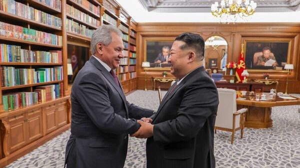 O líder da Coreia do Norte, Kim Jong-un, durante a reunião com o secretário do Conselho de Segurança da Rússia, Sergei Shoigu - Sputnik Brasil